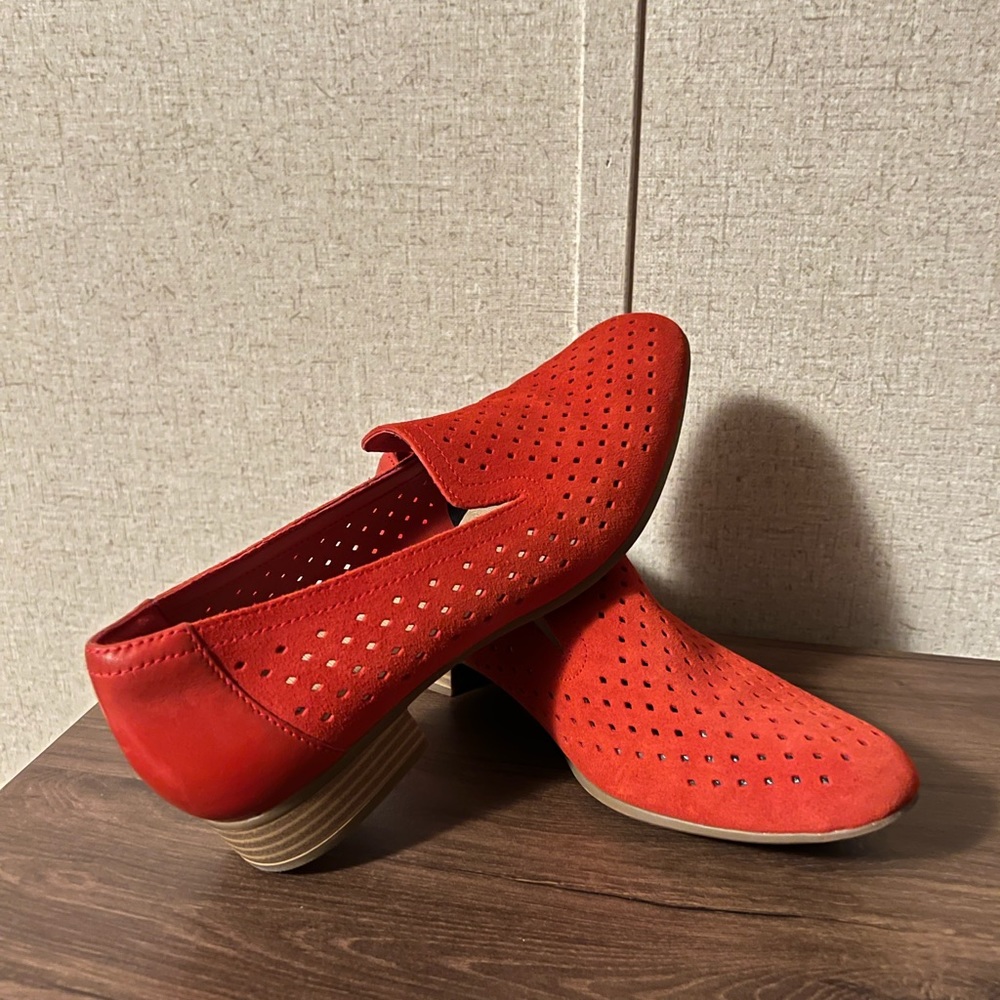 Clarks Womens Juliet Hayes Red Leather Perforated Slip On Loafers US 7.5 M MINT